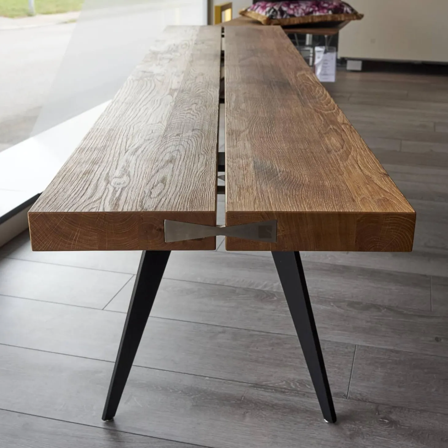 Sitzbank Talio Knorrige Eiche Rustiko Geölt Inklusive Mittelfuge Harz Ausgegossen Gestell Edelstahl Schwalben Schwarz