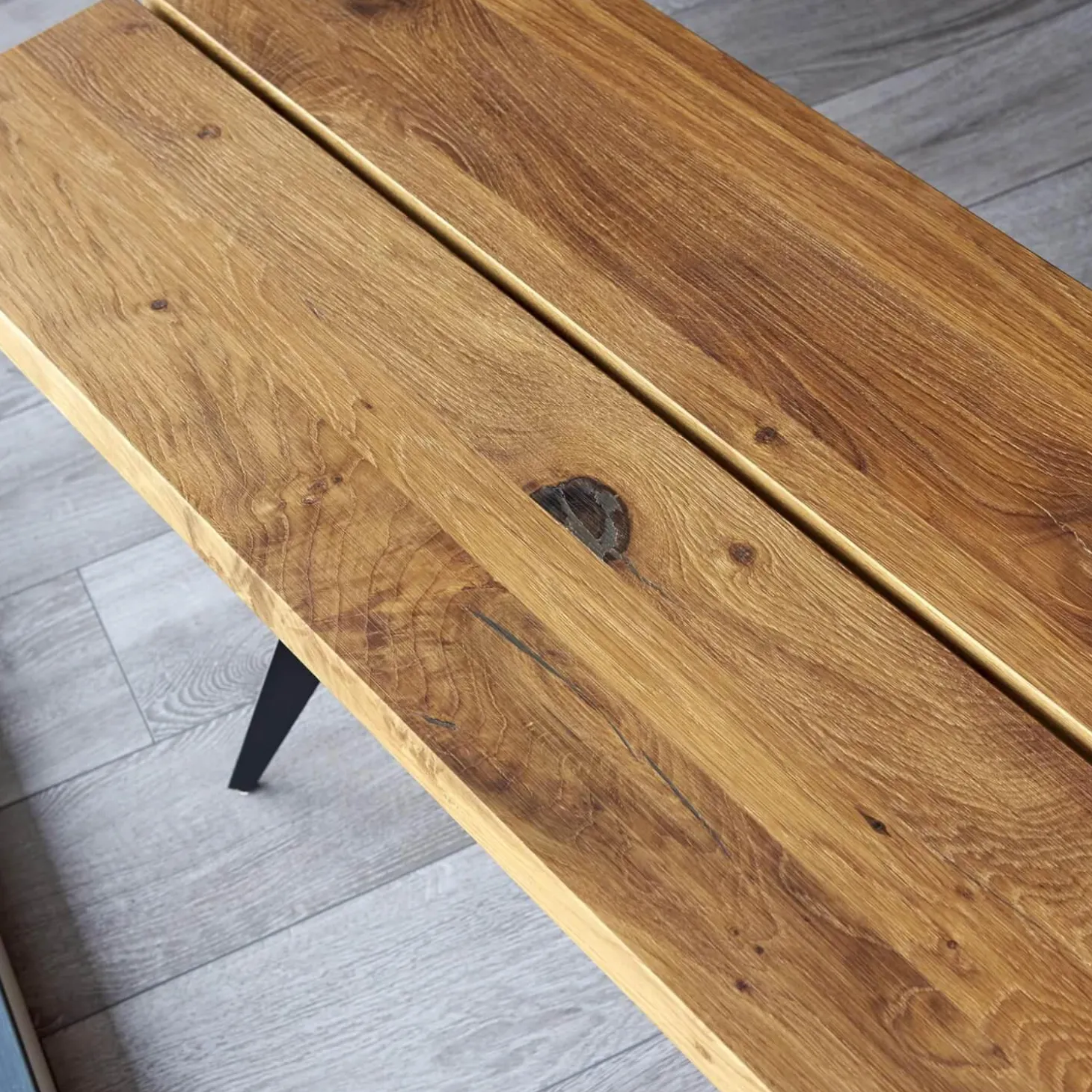 Sitzbank Talio Knorrige Eiche Rustiko Geölt Inklusive Mittelfuge Harz Ausgegossen Gestell Edelstahl Schwalben Schwarz