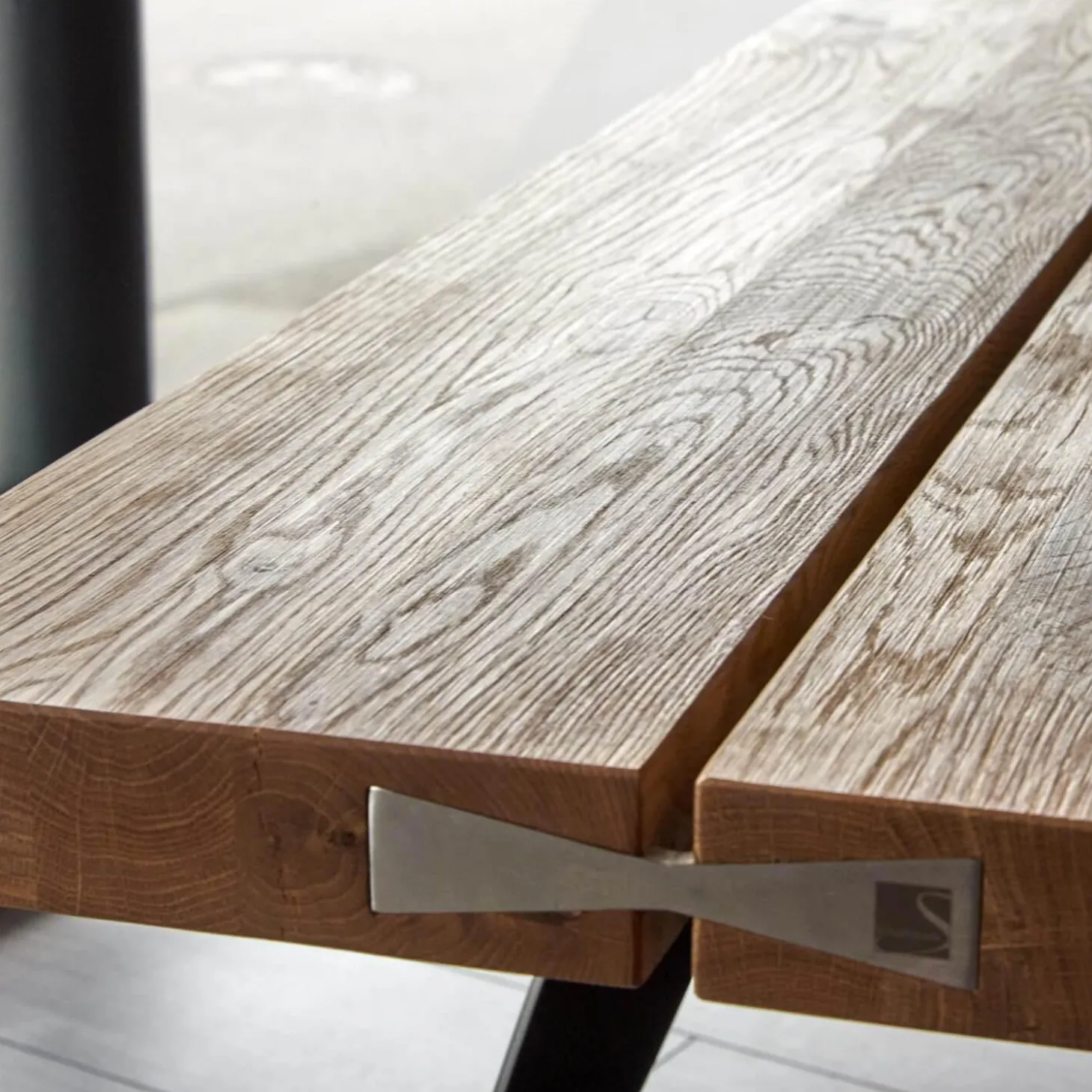 Sitzbank Talio Knorrige Eiche Rustiko Geölt Inklusive Mittelfuge Harz Ausgegossen Gestell Edelstahl Schwalben Schwarz