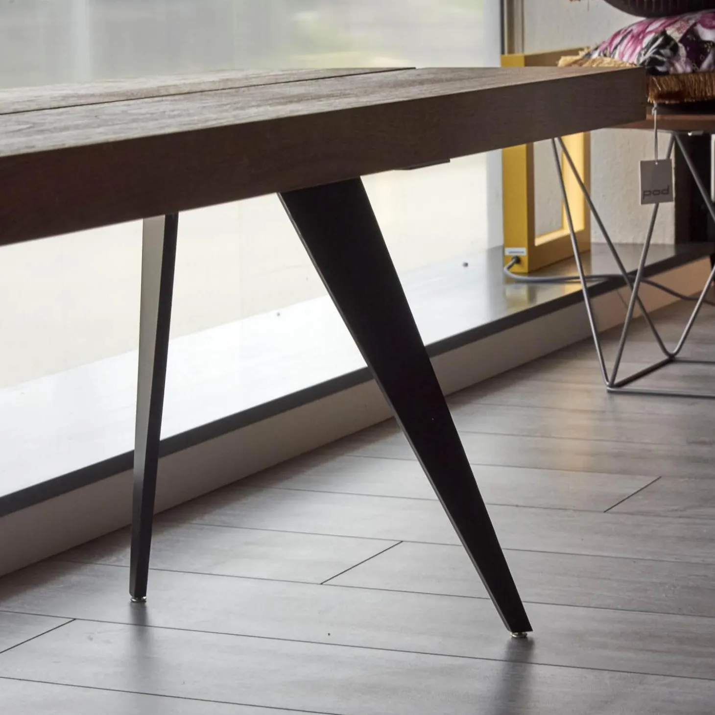 Sitzbank Talio Knorrige Eiche Rustiko Geölt Inklusive Mittelfuge Harz Ausgegossen Gestell Edelstahl Schwalben Schwarz