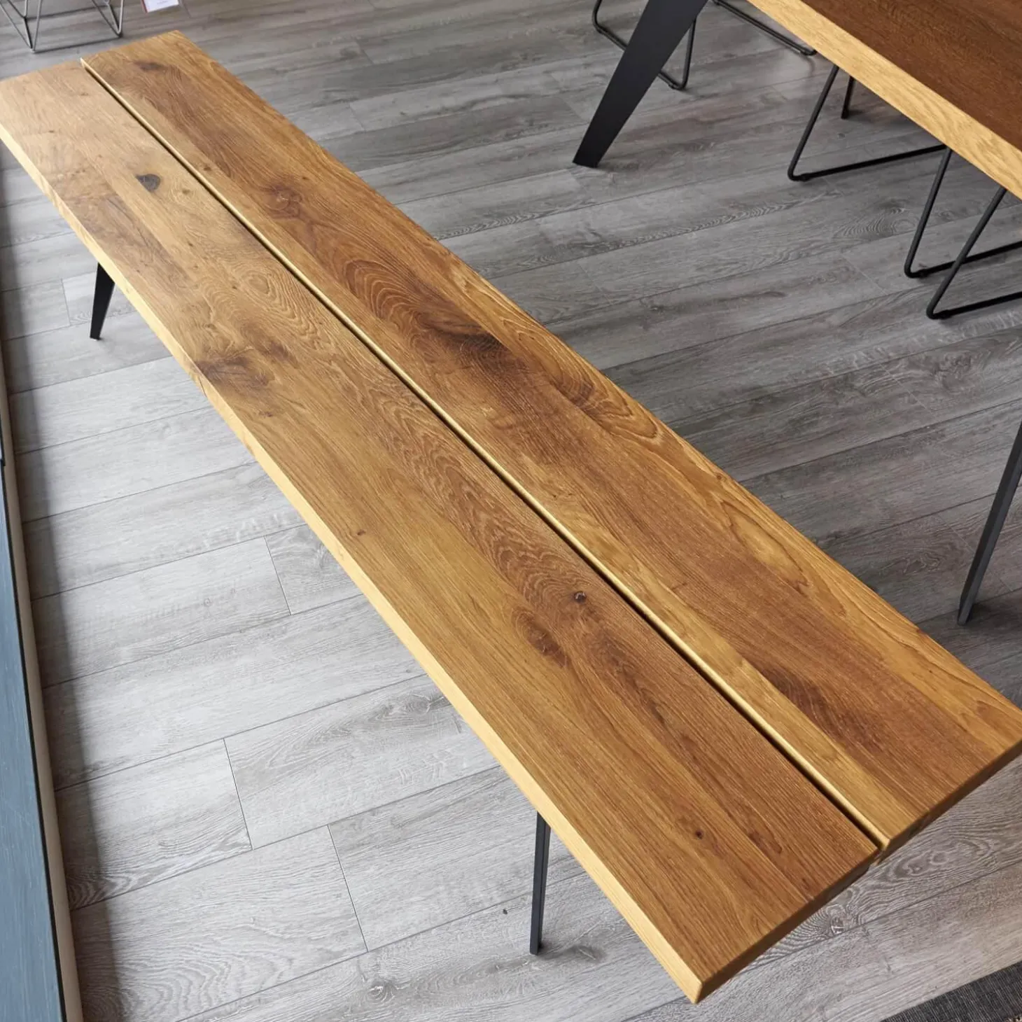 Sitzbank Talio Knorrige Eiche Rustiko Geölt Inklusive Mittelfuge Harz Ausgegossen Gestell Edelstahl Schwalben Schwarz