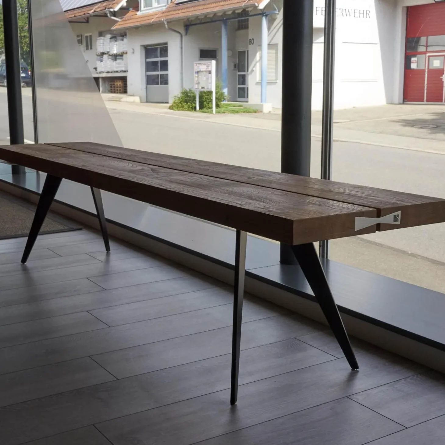 Sitzbank Talio Knorrige Eiche Rustiko Geölt Inklusive Mittelfuge Harz Ausgegossen Gestell Edelstahl Schwalben Schwarz