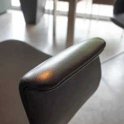 Sitzgruppe Dreharmlehnstuhl Primum Bezug Schwarzes Leder Metallgestell Pulverbeschichtet