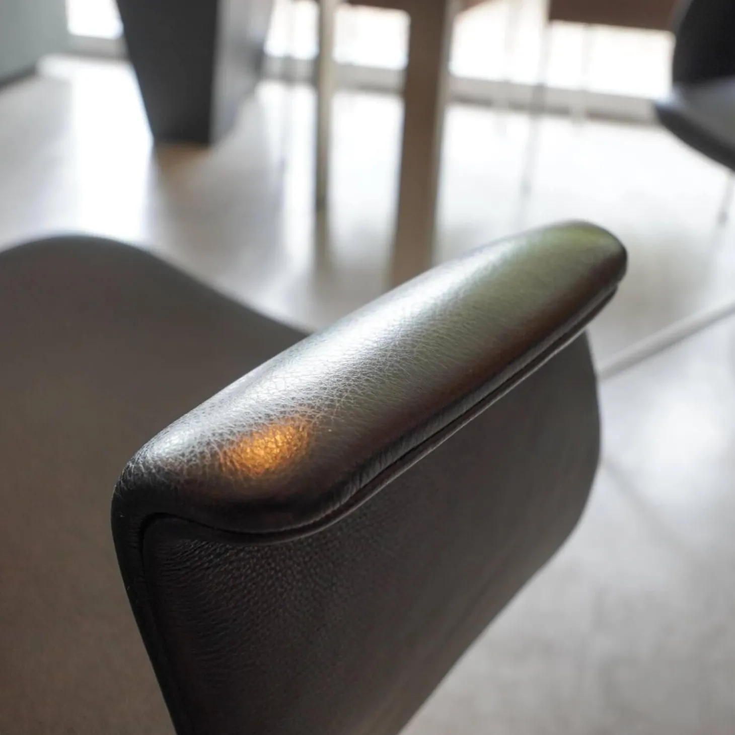 Sitzgruppe Dreharmlehnstuhl Primum Bezug Schwarzes Leder Metallgestell Pulverbeschichtet