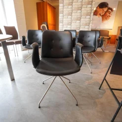 Sitzgruppe Dreharmlehnstuhl Primum Bezug Schwarzes Leder Metallgestell Pulverbeschichtet