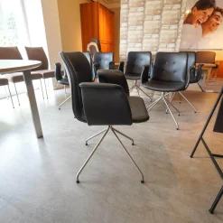 Sitzgruppe Dreharmlehnstuhl Primum Bezug Schwarzes Leder Metallgestell Pulverbeschichtet