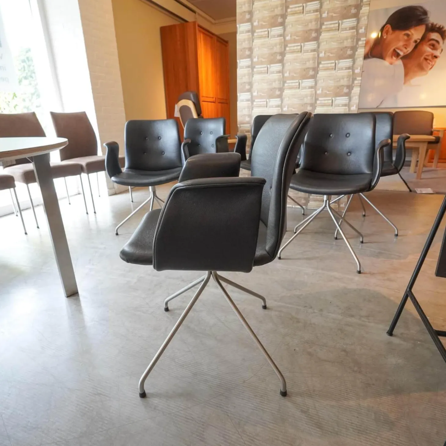 Sitzgruppe Dreharmlehnstuhl Primum Bezug Schwarzes Leder Metallgestell Pulverbeschichtet