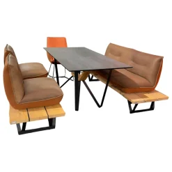 Sitzgruppe Floro N2X Bank Und N4X Bank Auf Holzpodest Wildeiche Bezug Leder India Muskat Orange Braun Mit Koinor Stuhl S1201 Bezug India Fire Orange Ohne Tisch