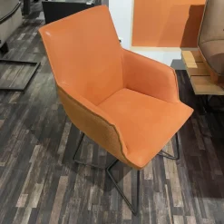 Sitzgruppe Floro N2X Bank Und N4X Bank Auf Holzpodest Wildeiche Bezug Leder India Muskat Orange Braun Mit Koinor Stuhl S1201 Bezug India Fire Orange Ohne Tisch