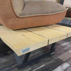 Sitzgruppe Floro N2X Bank Und N4X Bank Auf Holzpodest Wildeiche Bezug Leder India Muskat Orange Braun Mit Koinor Stuhl S1201 Bezug India Fire Orange Ohne Tisch