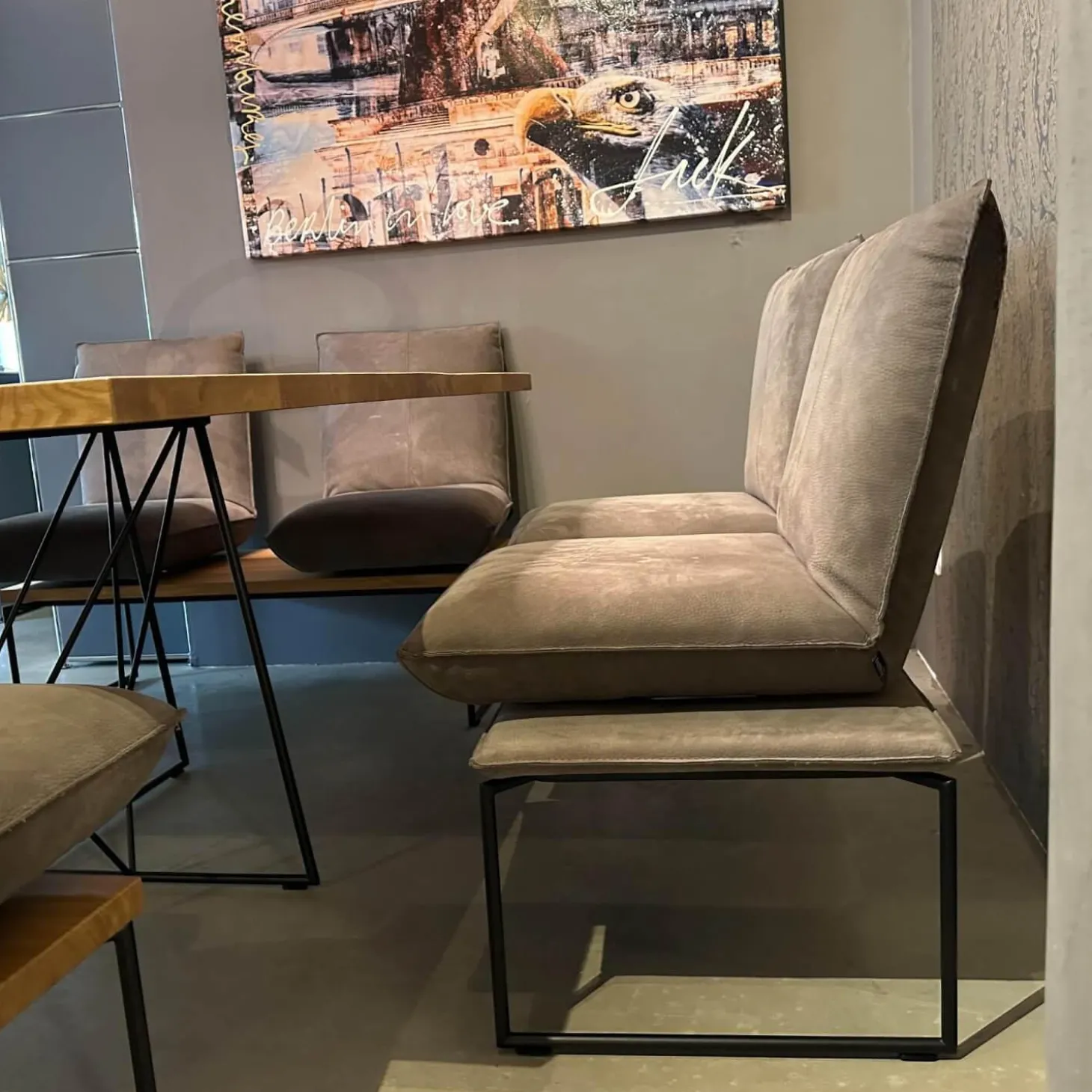 Sitzgruppe Tablo Leder Navajo Elefant 2020 63 Plateau Alteiche Und Plateau Bezogen Leder Untergestell Pulverbeschichtet Schwarz Matt Ohne Tisch