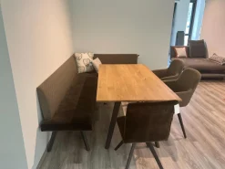 Sitzgruppe Uno Bank Stoff Sitz Q283 Anthrazit Rücken Q273 Grau Stuhl 812 Stoff Q283 Anthrazit Und Armlehnstühlen 138 Stoff Q273 Grau Gestell Buche Zartbitter mit Tisch Uno mit Ansteckplatte 180/235 x 90 cm, H 76 cm Ohne Kissen