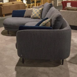 Sofa 555 Kumo Stoff 17.704 Farbe Graublau Füße Metall Aluminium Glatt Schwarz