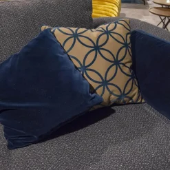 Sofa 555 Kumo Stoff 17.704 Farbe Graublau Füße Metall Aluminium Glatt Schwarz