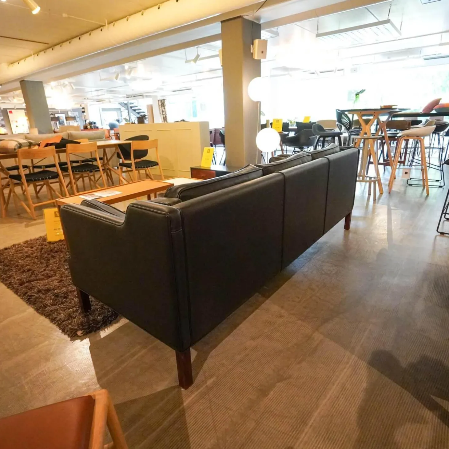 Sofa 74 Mass Bezug Leder Schwarz Gestell Mahagoni Gebeizt