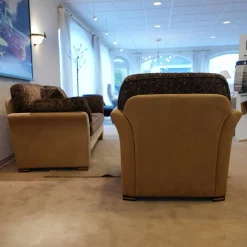 Sofa 2,5 sitzig und Sessel Batavia 619 Bezug Dunkelbraun Dunkelbeige Füße Nussbaum dunkel