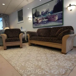 Sofa 2,5 sitzig und Sessel Batavia 619 Bezug Dunkelbraun Dunkelbeige Füße Nussbaum dunkel