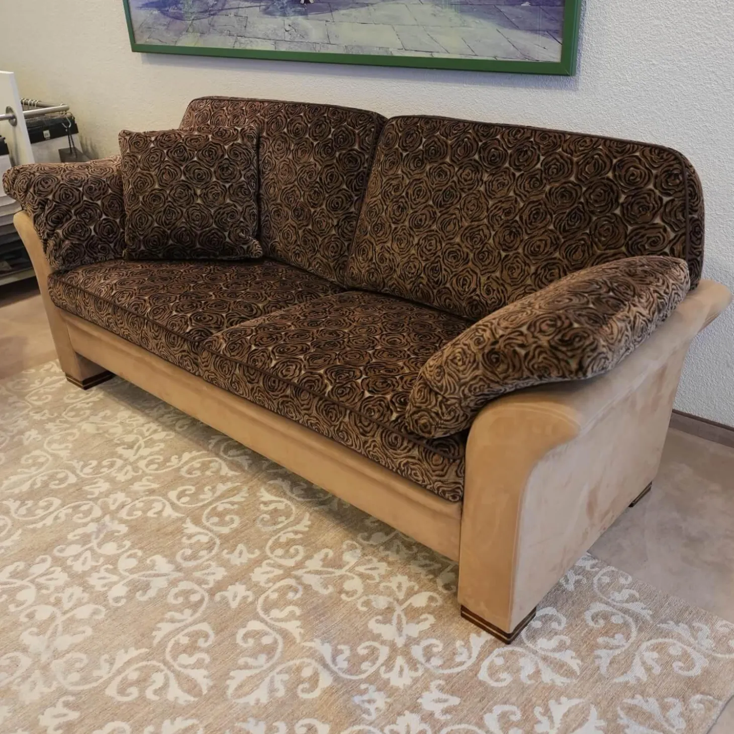 Sofa 2,5 sitzig und Sessel Batavia 619 Bezug Dunkelbraun Dunkelbeige Füße Nussbaum dunkel