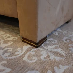 Sofa 2,5 sitzig und Sessel Batavia 619 Bezug Dunkelbraun Dunkelbeige Füße Nussbaum dunkel