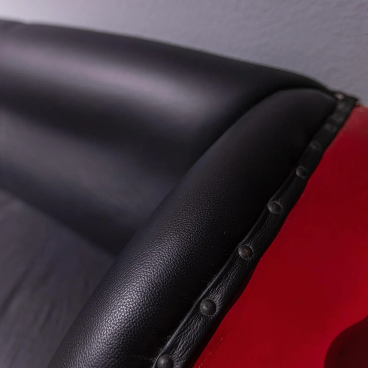 Sofa 21689 Vintage Autoform Ambassador mit Scheinwerfern Leder/Metall schwarz-rot