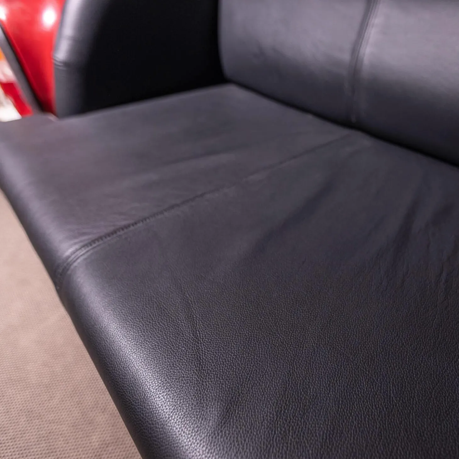 Sofa 21689 Vintage Autoform Ambassador mit Scheinwerfern Leder/Metall schwarz-rot