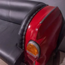 Sofa 21689 Vintage Autoform Ambassador mit Scheinwerfern Leder/Metall schwarz-rot