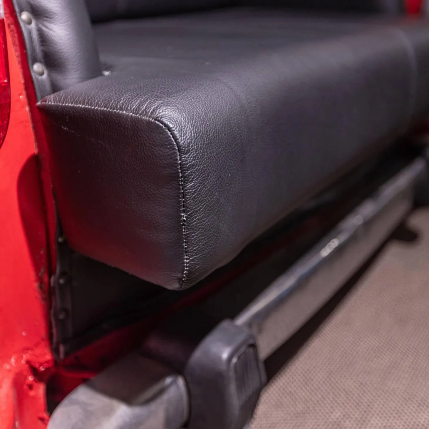 Sofa 21689 Vintage Autoform Ambassador mit Scheinwerfern Leder/Metall schwarz-rot