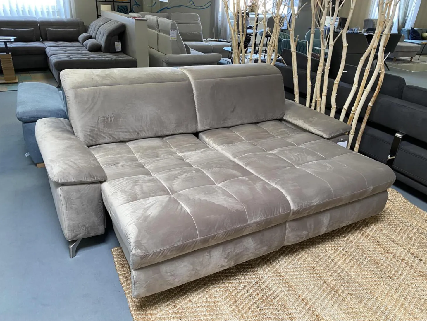 Sofa Abano Stoff Riviera Sand Beige Eckfüße Metall Nickel Satiniert Mit Elektrischer Day Bed Funktion