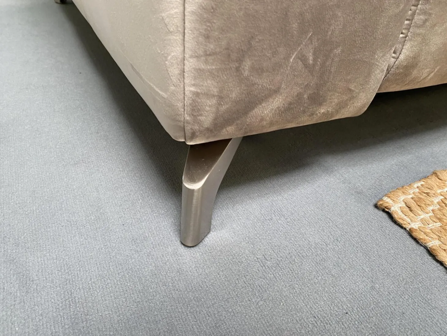 Sofa Abano Stoff Riviera Sand Beige Eckfüße Metall Nickel Satiniert Mit Elektrischer Day Bed Funktion