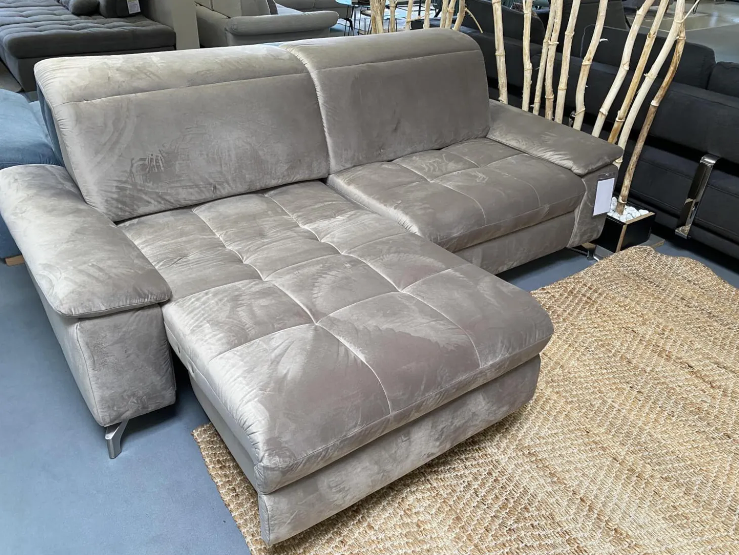 Sofa Abano Stoff Riviera Sand Beige Eckfüße Metall Nickel Satiniert Mit Elektrischer Day Bed Funktion
