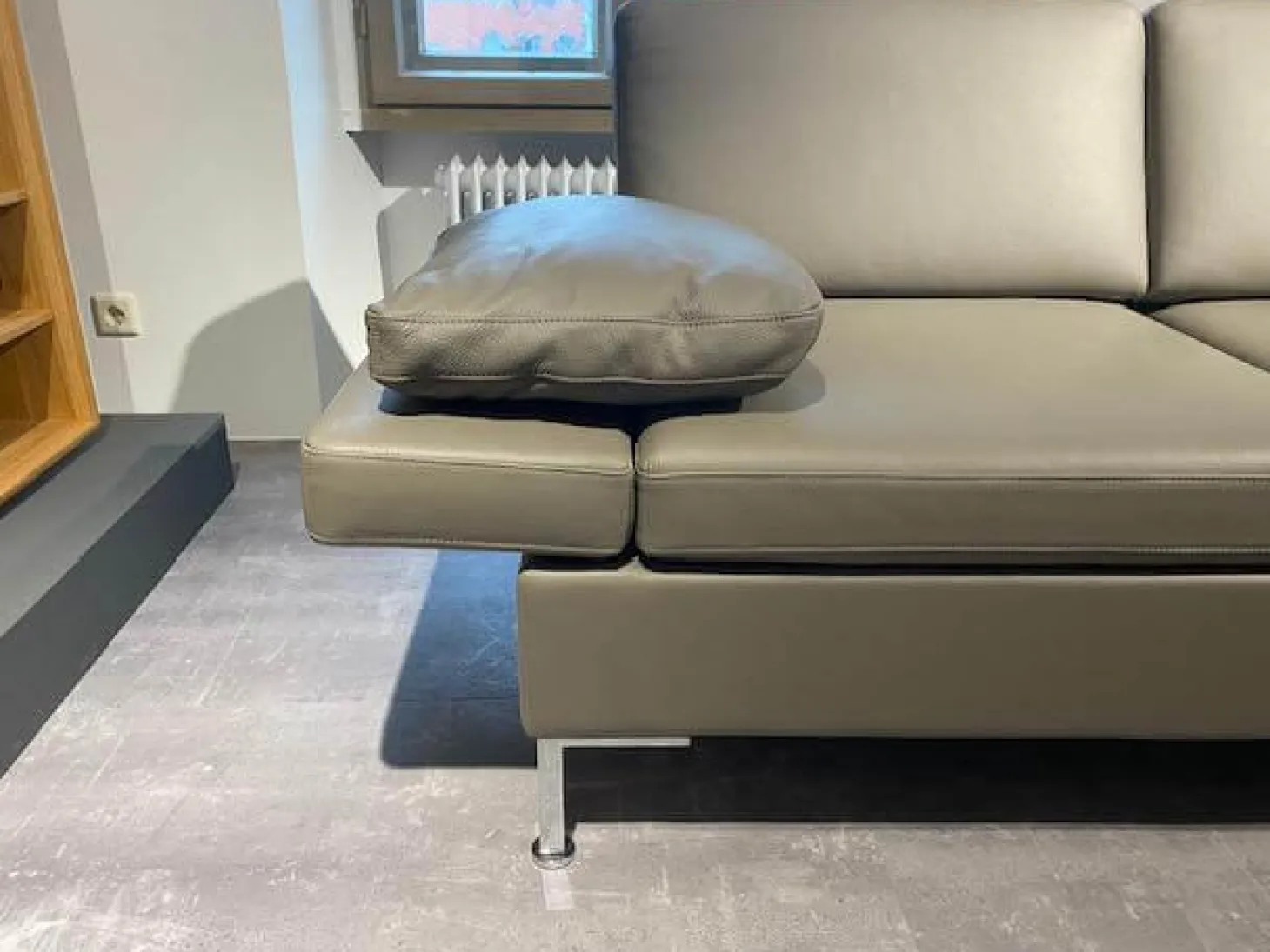 Sofa Alba 85505 Leder 5423 25 Grau Winkelfuß Verchromt Pulverbeschichtet Mit Kissen