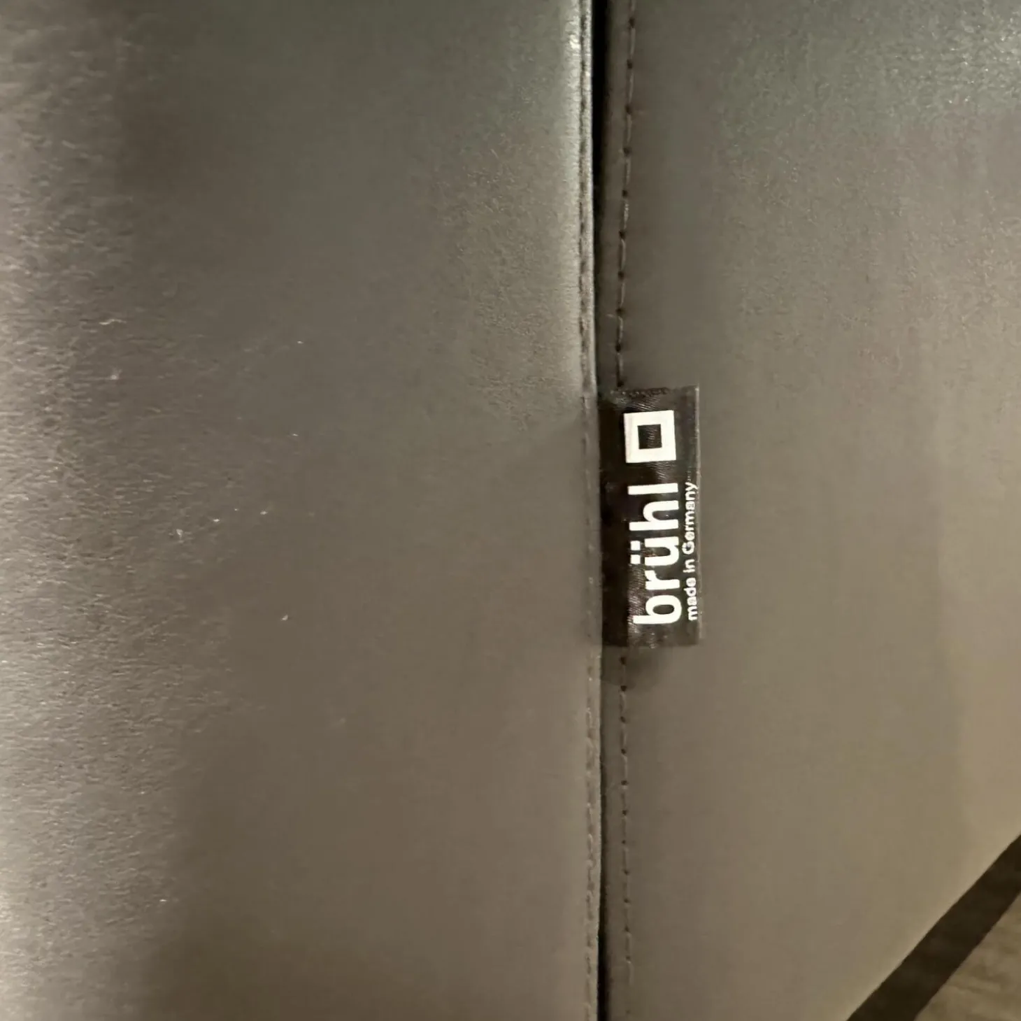 Sofa Alba Leder 5669 95 Grau Metallkufe Schwarz Pulverbeschichtet