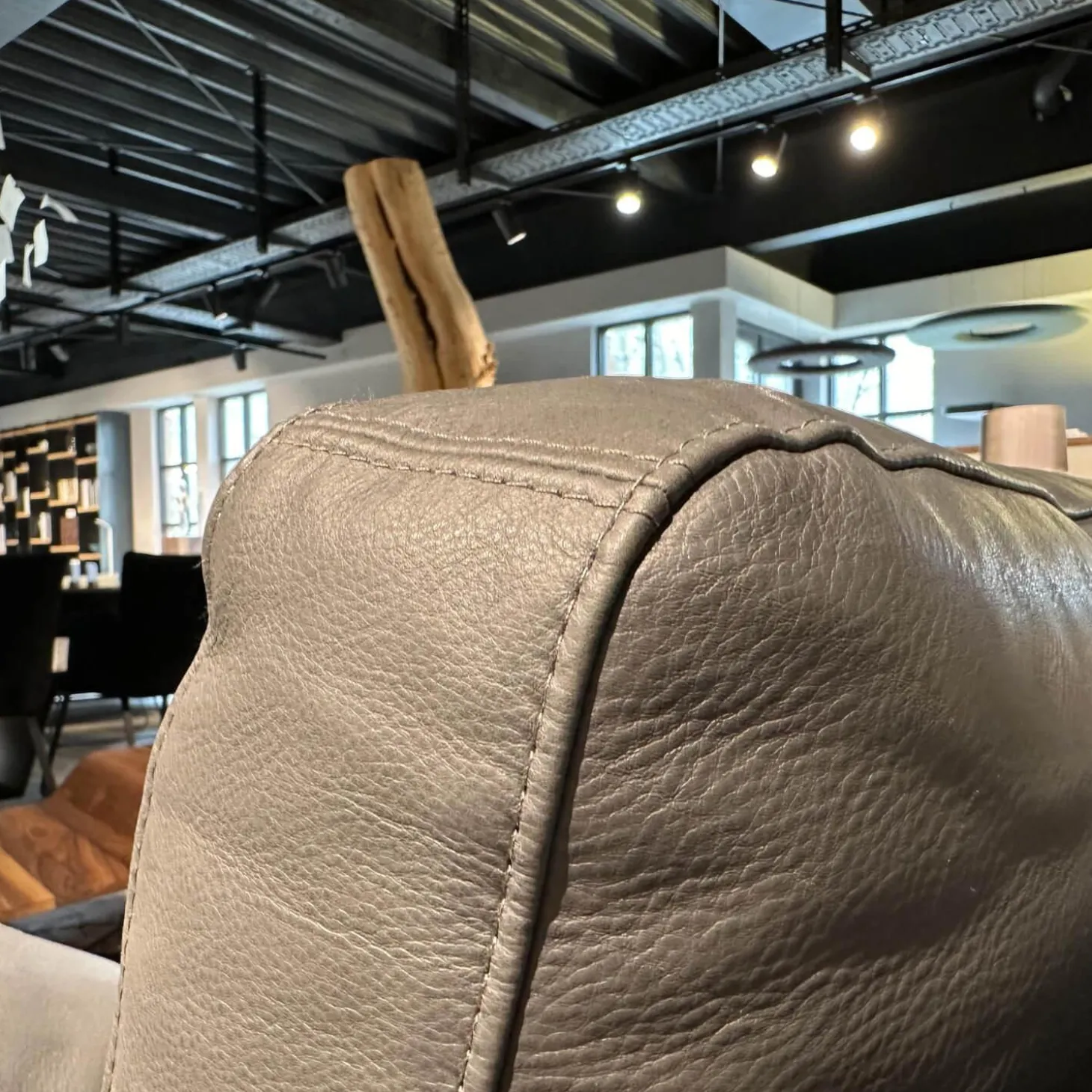 Sofa Alba Leder 5669 95 Grau Metallkufe Schwarz Pulverbeschichtet