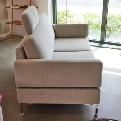 Sofa Alba M Stoff 3637 Beige Grau Fuß Chrom Glänzend Mit Integrierten Kopfstützen