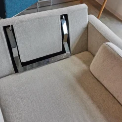Sofa Alba M Stoff 3637 Beige Grau Fuß Chrom Glänzend Mit Integrierten Kopfstützen