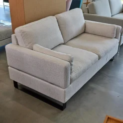 Sofa Alba M Stoff 4430 Beige Grau Fuß Schwarz Mit Integrierten Kopfstützen