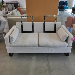 Sofa Alba M Stoff 4430 Beige Grau Fuß Schwarz Mit Integrierten Kopfstützen