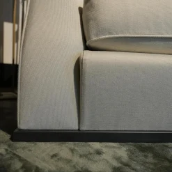Sofa Alfred Bezug Stoff Empoli N. 930 Extra Grau Gestell Massivholz Füße Metall Brüniert Schwarz