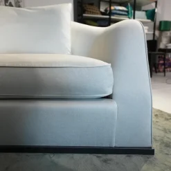 Sofa Alfred Bezug Stoff Empoli N. 930 Extra Grau Gestell Massivholz Füße Metall Brüniert Schwarz