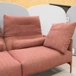 Sofa Avalanche Stoff 9202 Dunkelrot Rot Ablage Und Gestell Lack RAL 3009 Oxidrot Rot Mit Hocker