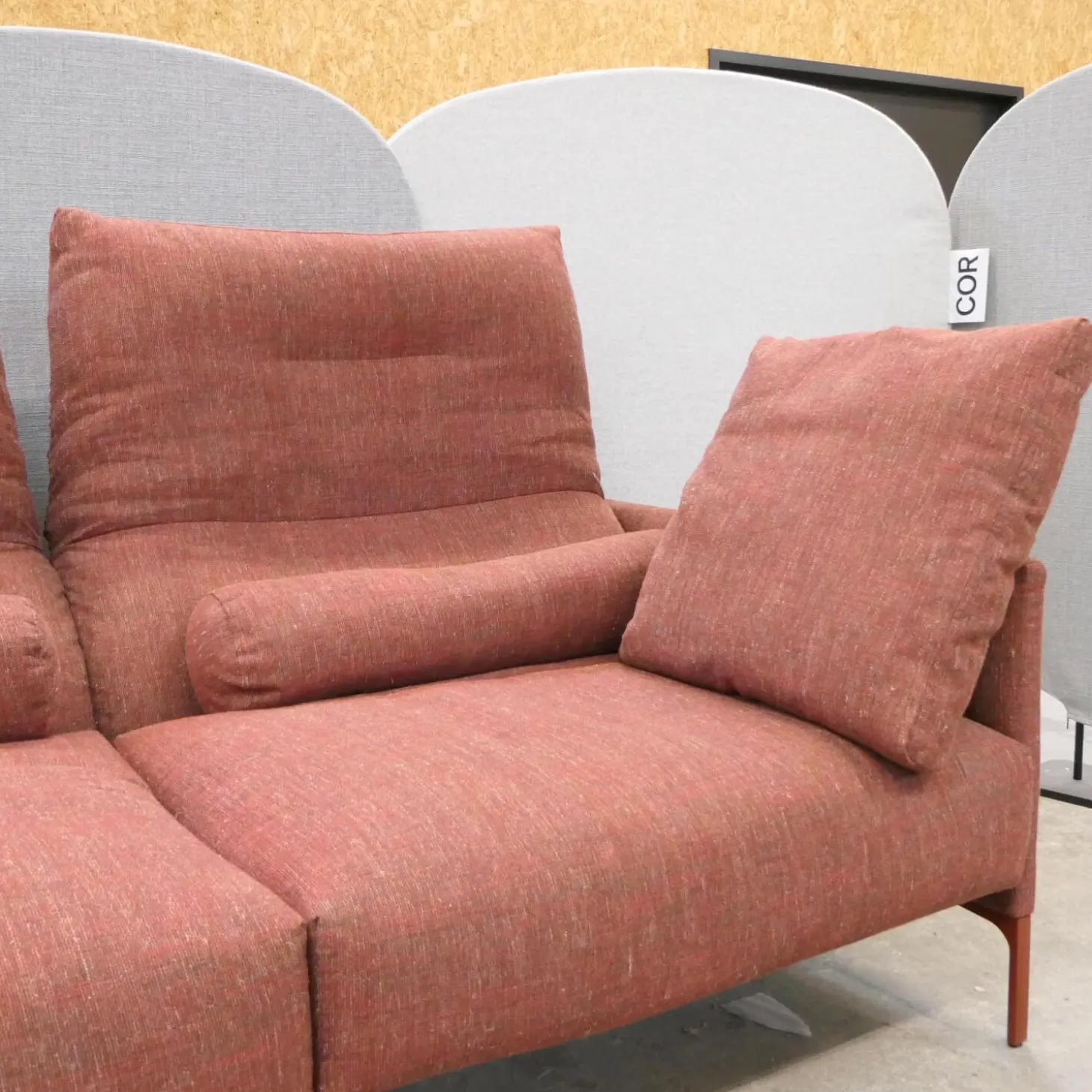 Sofa Avalanche Stoff 9202 Dunkelrot Rot Ablage Und Gestell Lack RAL 3009 Oxidrot Rot Mit Hocker