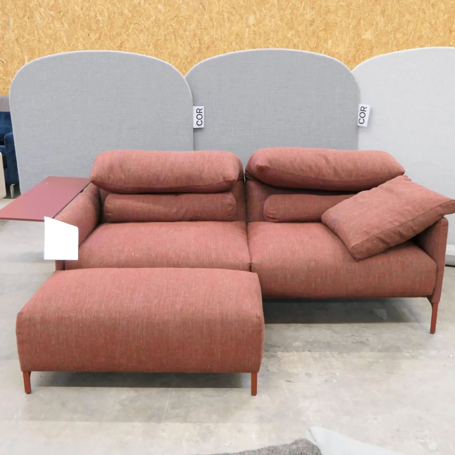 Sofa Avalanche Stoff 9202 Dunkelrot Rot Ablage Und Gestell Lack RAL 3009 Oxidrot Rot Mit Hocker