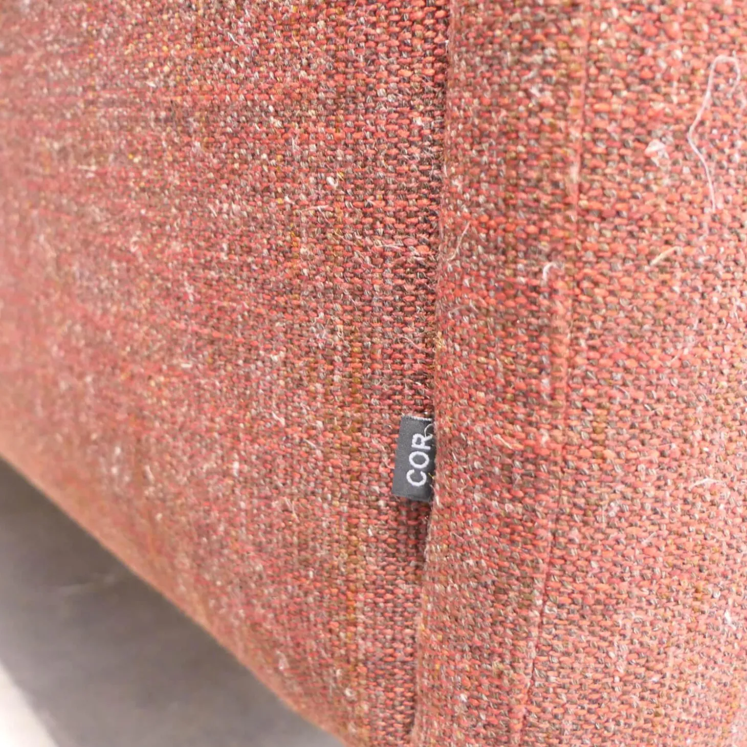 Sofa Avalanche Stoff 9202 Dunkelrot Rot Ablage Und Gestell Lack RAL 3009 Oxidrot Rot Mit Hocker