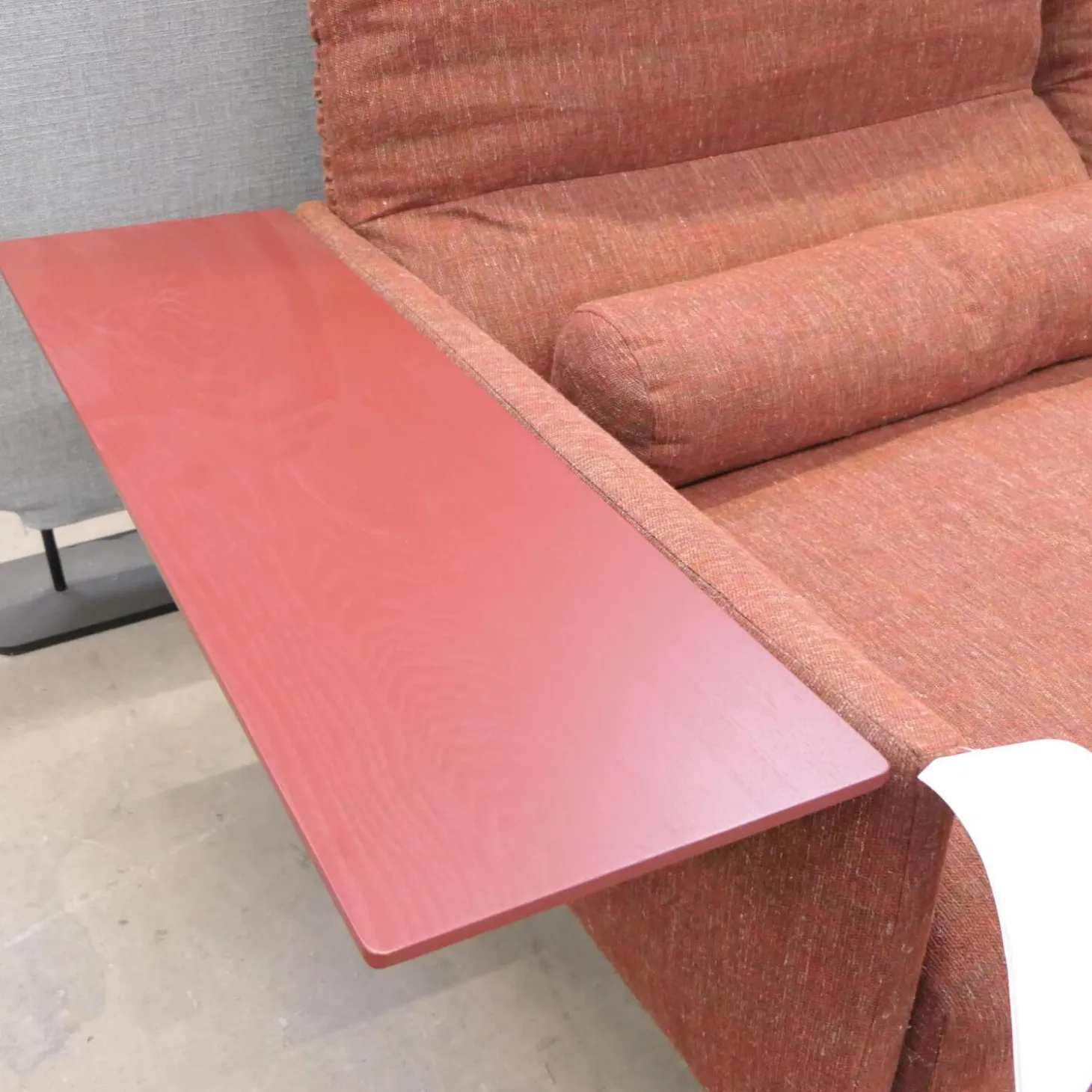 Sofa Avalanche Stoff 9202 Dunkelrot Rot Ablage Und Gestell Lack RAL 3009 Oxidrot Rot Mit Hocker