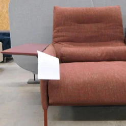 Sofa Avalanche Stoff 9202 Dunkelrot Rot Ablage Und Gestell Lack RAL 3009 Oxidrot Rot Mit Hocker