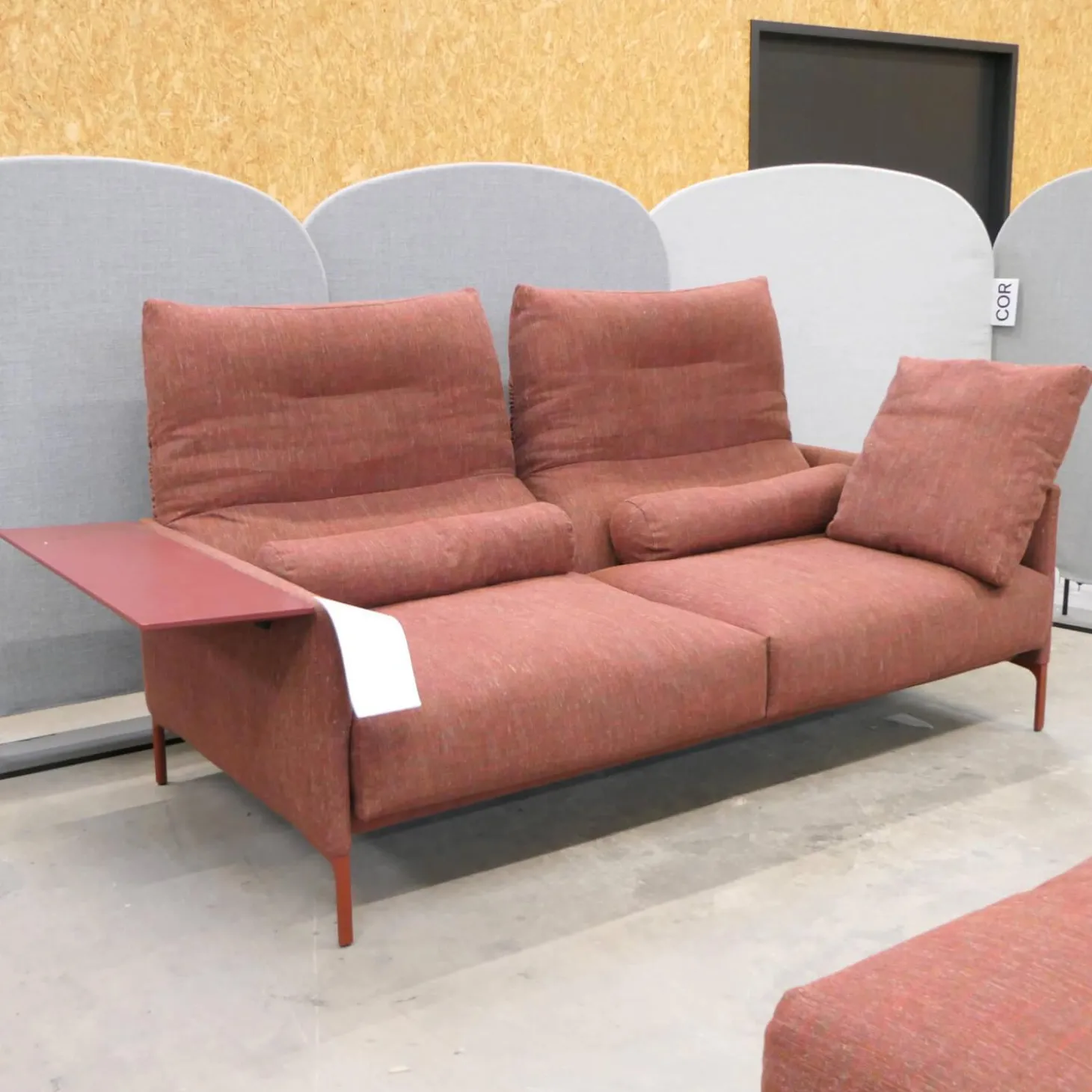 Sofa Avalanche Stoff 9202 Dunkelrot Rot Ablage Und Gestell Lack RAL 3009 Oxidrot Rot Mit Hocker
