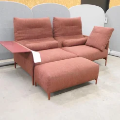 Sofa Avalanche Stoff 9202 Dunkelrot Rot Ablage Und Gestell Lack RAL 3009 Oxidrot Rot Mit Hocker