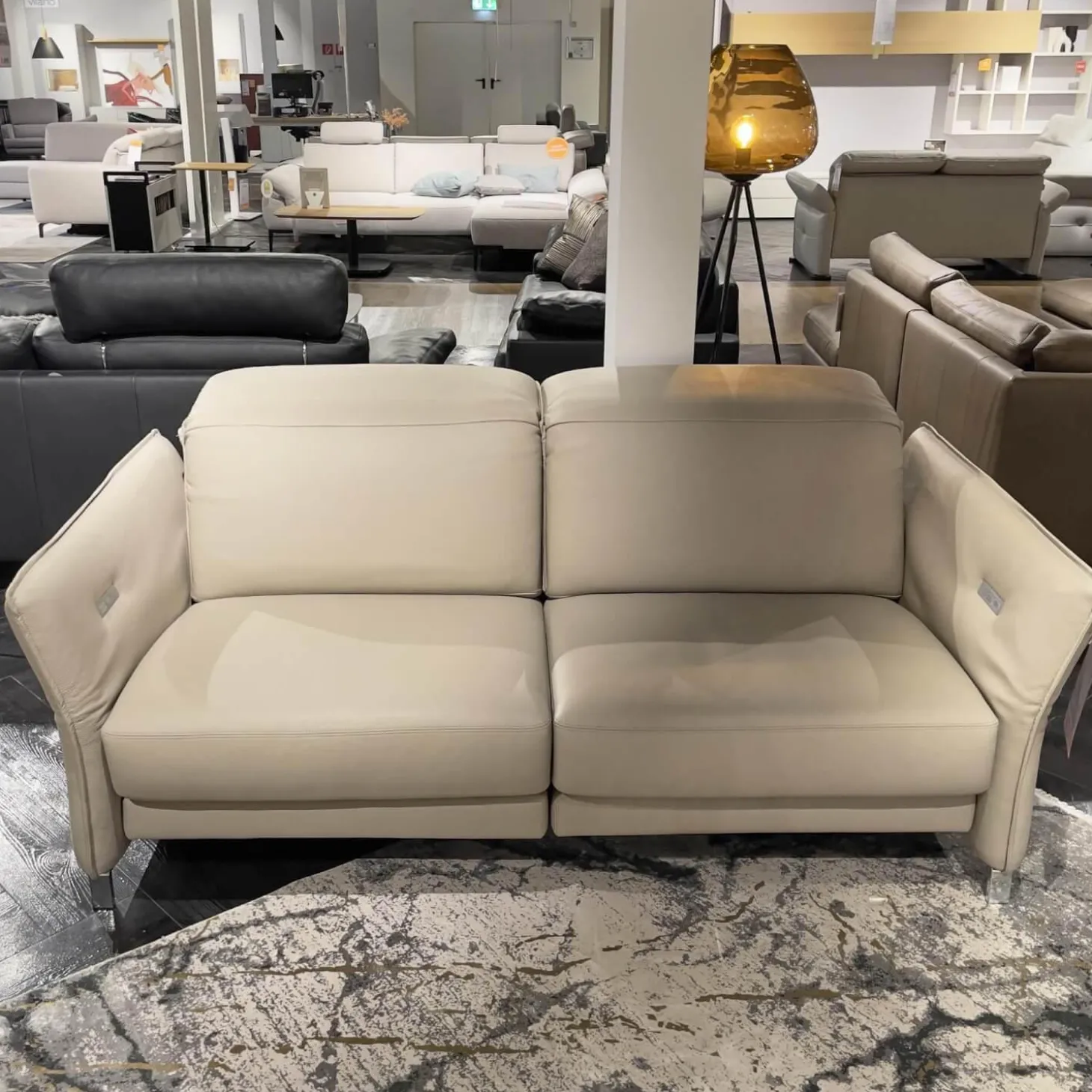 Sofa Avantgarde 965 Bezug Leder 43 210 Pearl Beige Kufe Hochglanz Mit Motorischer Sitz Und Rückenverstellung
