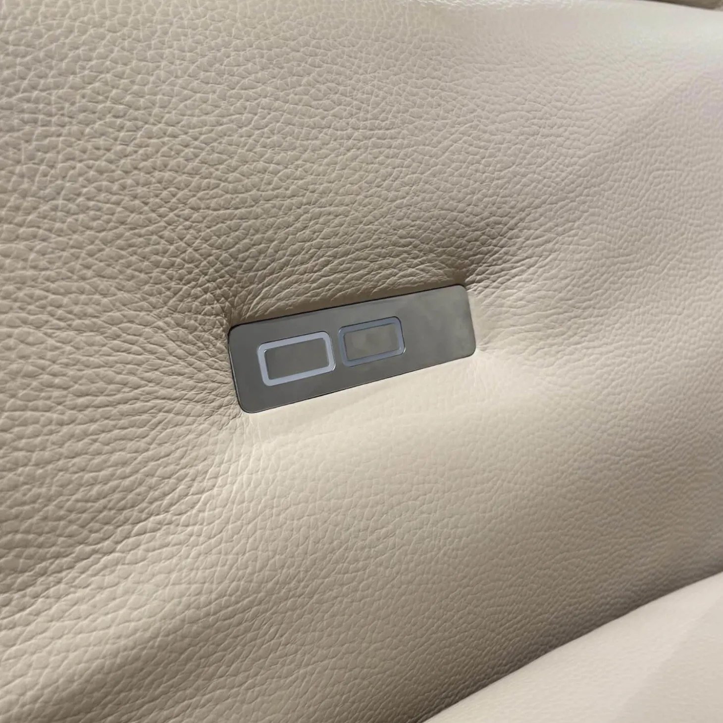 Sofa Avantgarde 965 Bezug Leder 43 210 Pearl Beige Kufe Hochglanz Mit Motorischer Sitz Und Rückenverstellung