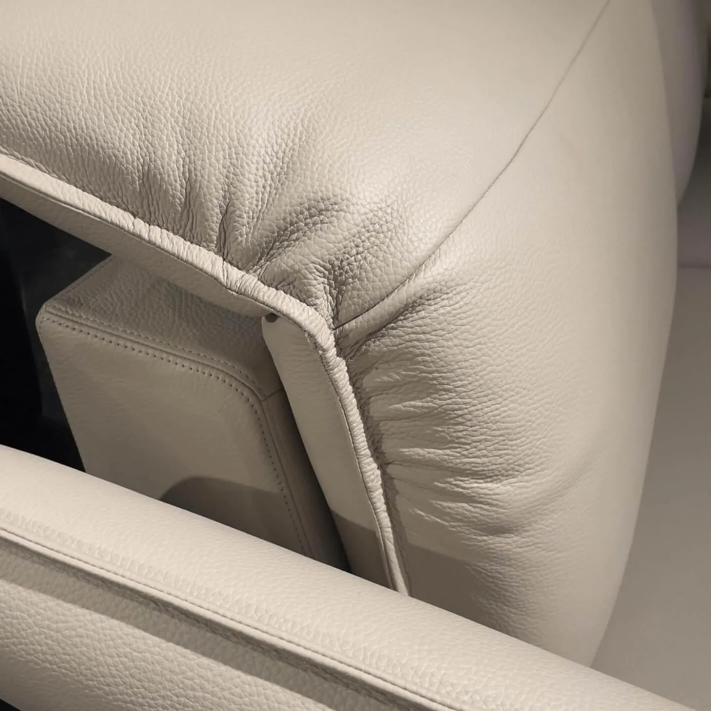 Sofa Avantgarde 965 Bezug Leder 43 210 Pearl Beige Kufe Hochglanz Mit Motorischer Sitz Und Rückenverstellung